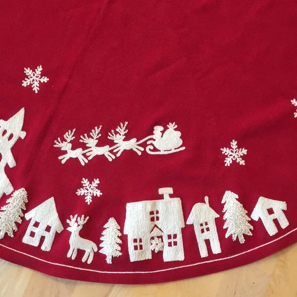 HOUSE & GARDEN | Wool Blend Embroidered Christmas Tree Skirt - Picture 4 of 13